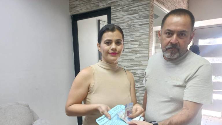 Iris Analí recibe los mil pesos donados de manera anónima por un lector de Noroeste.