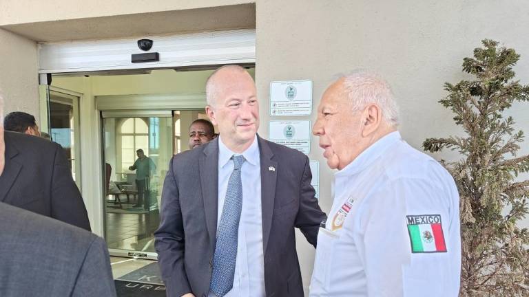Troy A. Miller, Comisionado de Aduanas y Protección Fronteriza de EU, junto a Francisco Gardiño, titular del INM, al salir de la reunión.