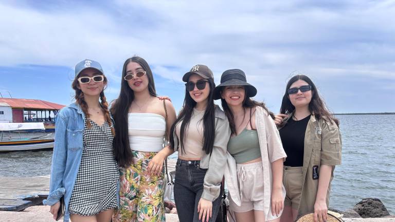 Sugey Lugo, Gladys Medina, Sheyla Medina, Vanessa Coronel y Marisol Meza.