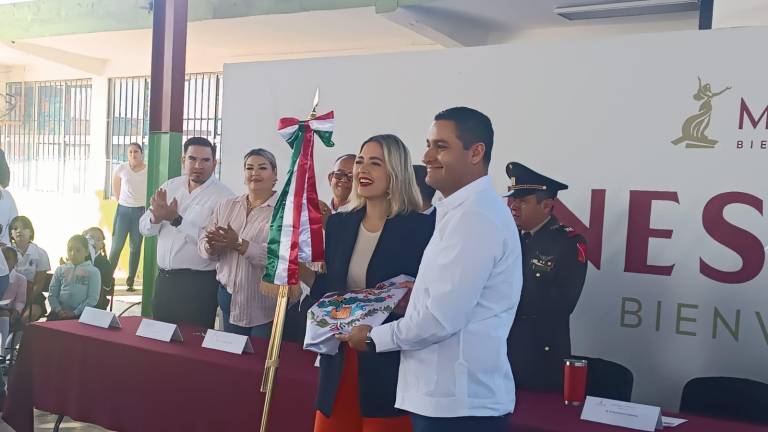 El director indicó que buscaría llevar la petición para que el Ayuntamiento los apoyara con la rehabilitación de las banquetas en la entrada de la escuela.