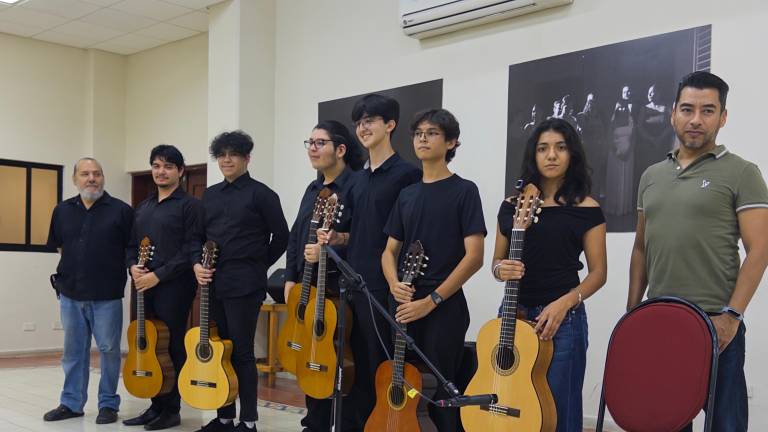 Los alumnos de guitarra comparten su talento en la presentación de fin de cursos.