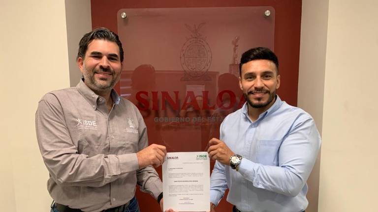 Daniel Castro Rojo recibe su nombramiento de Julio Cascajares.