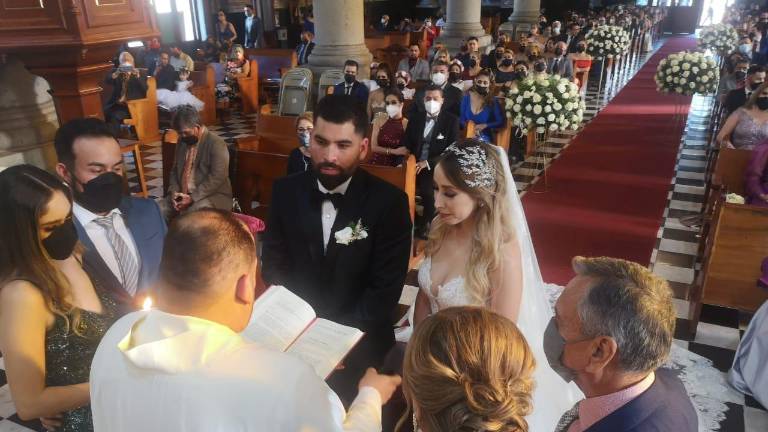 El lanzador grandesligas José Urquidy y Estefanía Durán ya son marido y mujer.