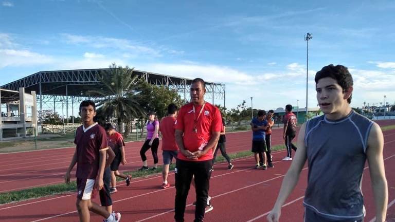 Juan Antonio Castellanos entrena a los atletas.