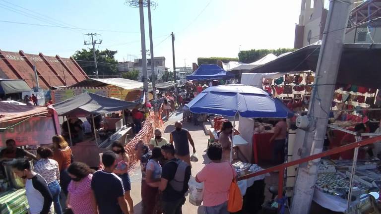 La aglomeración de personas es muy evidente en el Tianguis de la Juárez.