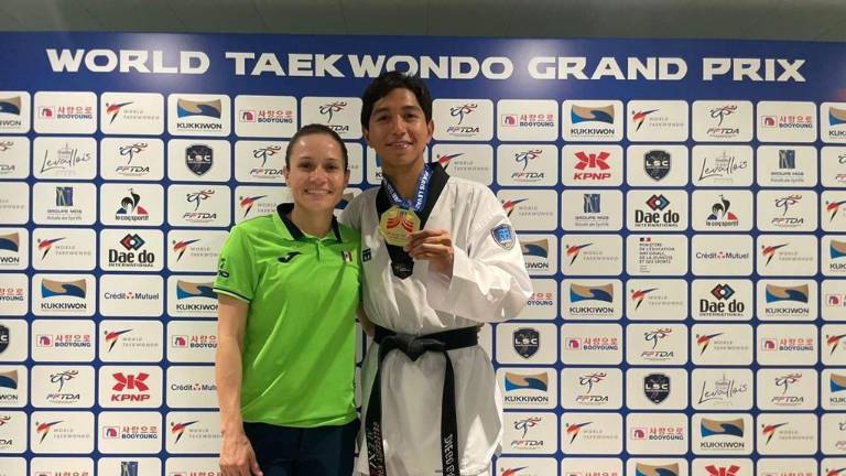 Juan Diego García presume su medalla de oro ganada en el Grand Prix París 2022.