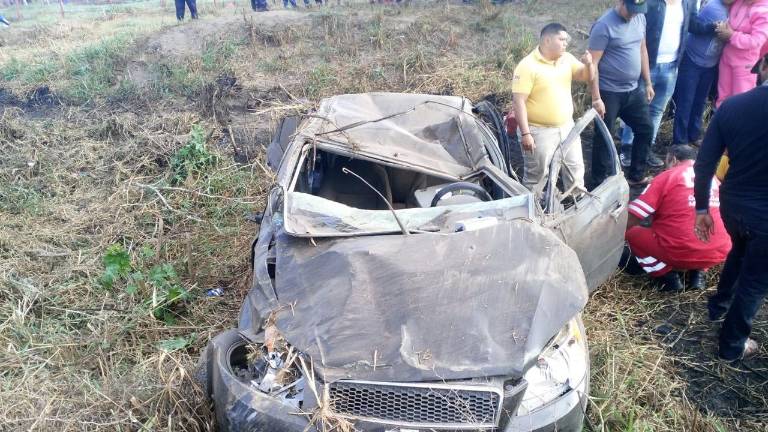 Una volcadura se registró durante la mañana de esta Navidad sobre la carretera Escuinapa-Teacapán.