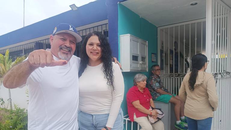 Electores acuden a votar en la elección judicial en casilla del fraccionamiento Sábalo Country, en Mazatlán.