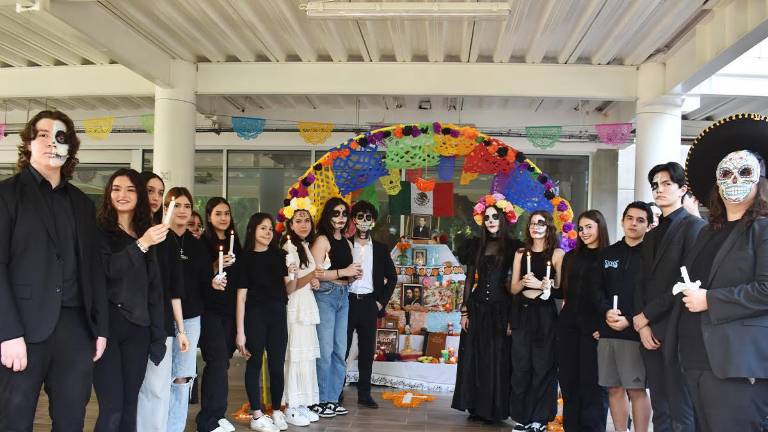 Altar ganador de preparatoria dedicado a Benito Juárez.