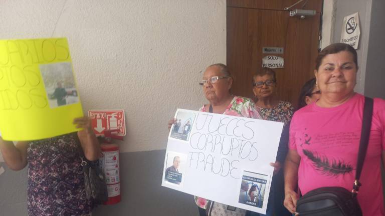 Protesta ante un juzgado por un desalojo en Mazatlán que consideran injusto.