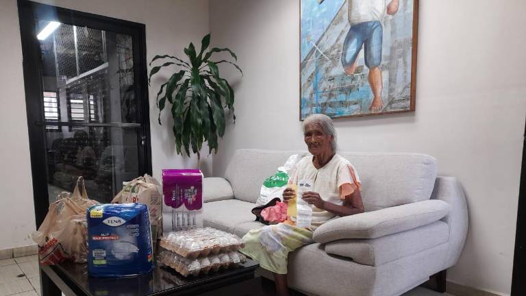 Sebastiana recibió una despensa y ropa para ella y su hijo, donada por una lectora.