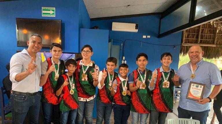 El equipo que logró el título de campeón de la categoría U12 del Torneo de Baloncesto “Hoop son The Beach, que tuvo lugar en Colombia