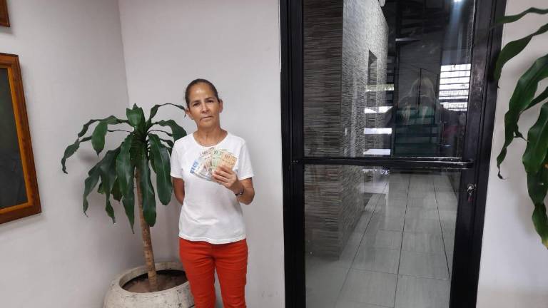Tommy, tía de la bebé Victoria recibe el apoyo que le enviaron a la niña lectores anónimos de Noroeste.