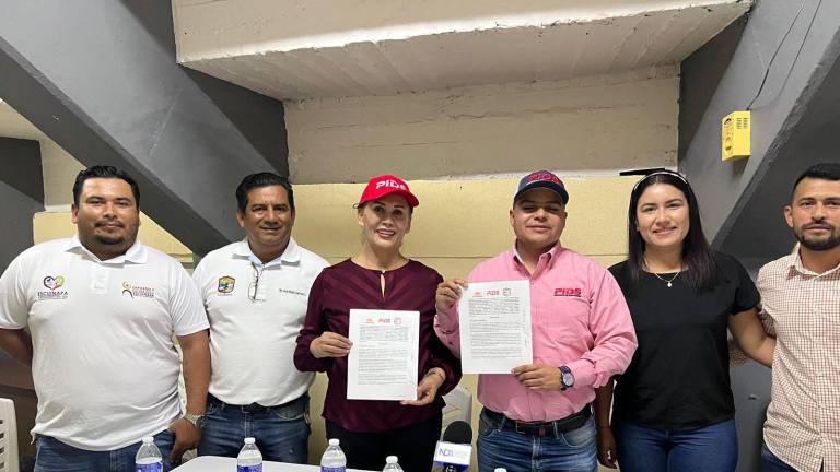 Blanca Estela García Sánchez y David Eduardo Vargas Rodríguez muestran el convenio firmado.
