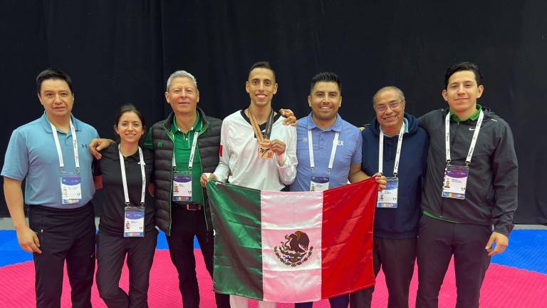 Carlos Navarro y su equipo multidisciplinario en Bakú 2023.