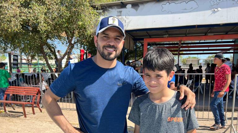 Edy Valencia, acompañado de su hijo Luis.