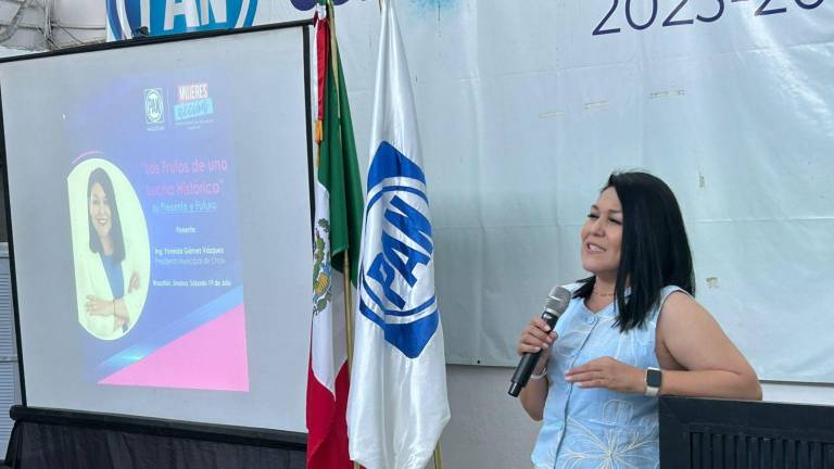 Joaneida Gámez resaltó la importancia del liderazgo femenino en la política, durante su participación en el evento conmemorativo del PAN Mazatlán.