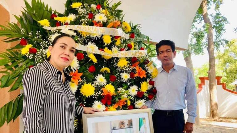 El Alcalde de Guasave, Martín Ahumada Quintero, honra la memoria de su hermano, Audómar Ahumada Quintero.