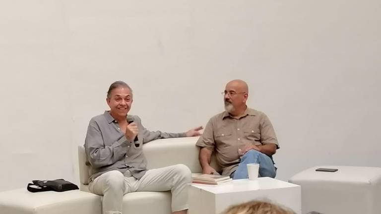El dramaturgo mexicano Hernán Galindo protagonizó una amena charla con mazatlecos en Casa Haas.