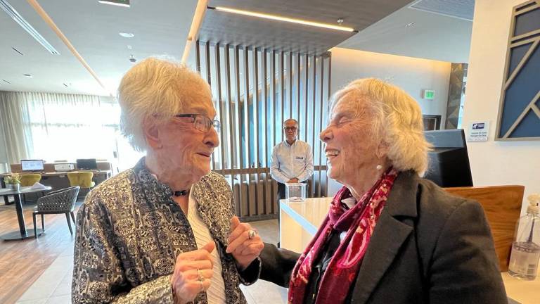 Las escritoras Ida Vitale y Elena Poniatowska en la Feria del Libro de Monterrey.