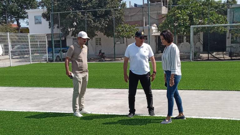 El Alcalde Édgar González junto a Rigoberto Arámburo y Fabiola Verde recorren las canchas de la Colonia 12 de Mayo.