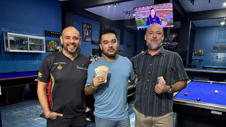 Óscar Arce Carrillo se lleva su premiación de ganador.