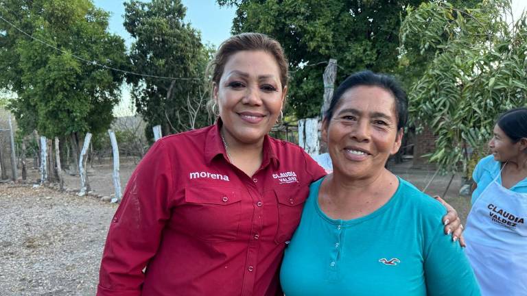 Claudia Valdez se reúne con pobladores de la sierra.