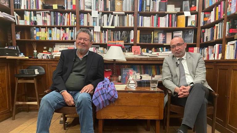 Élmer Mendoza y Ariel Noriega, durante la conversación.