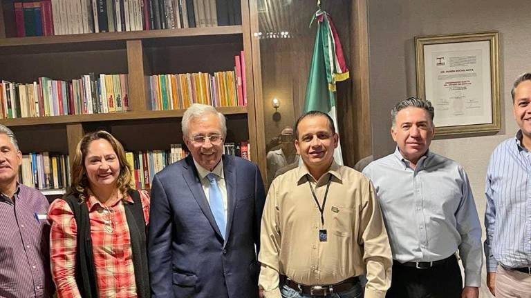 El líder sindical del SNTE 53 en reunión con autoridades del Gobierno estatal.