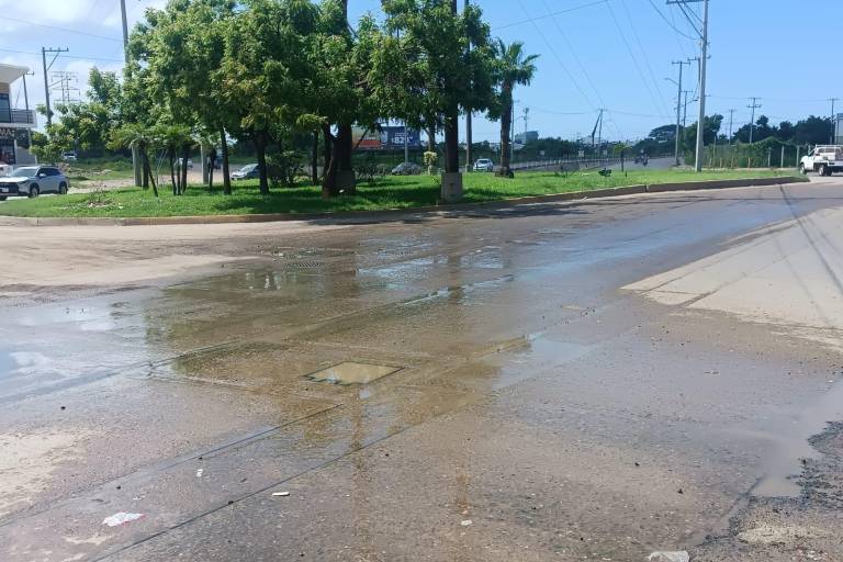 Habitantes de Valle Dorado, en Mazatlán, denuncian múltiples fugas de aguas negras