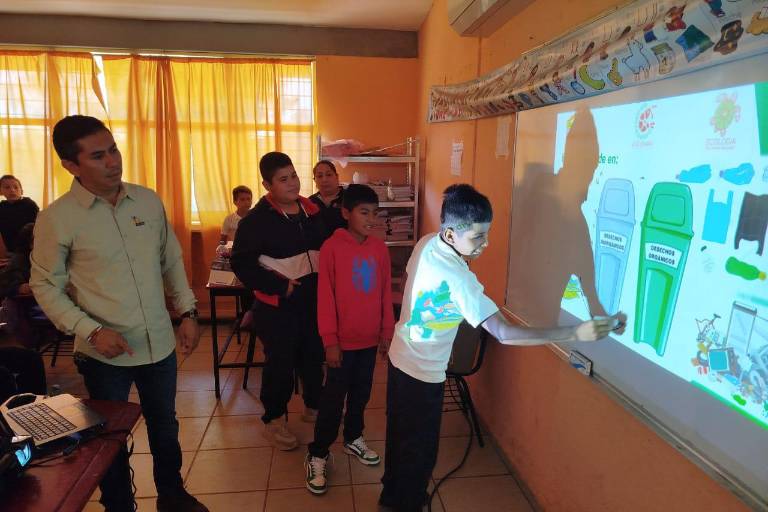 Llevan plática sobre cuidado ambiental a alumnos del Palmito del Verde