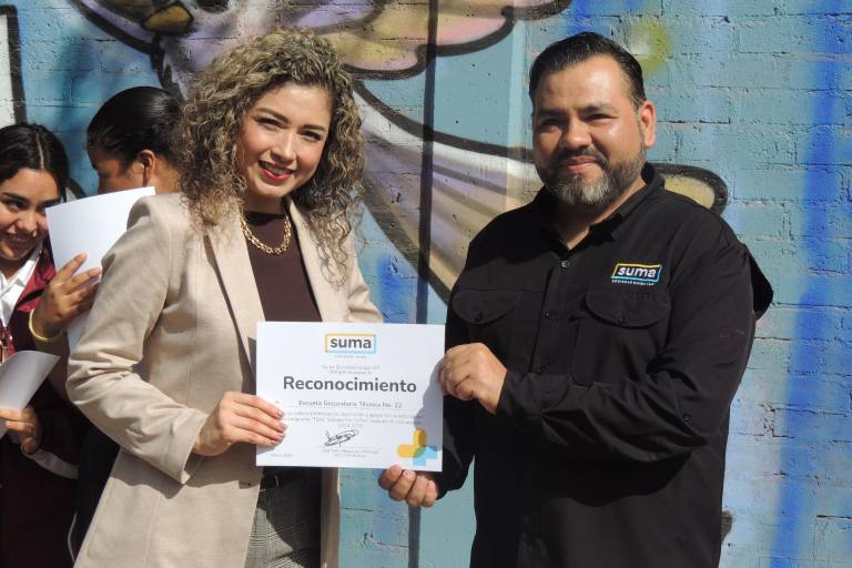 Develan alumnos colorido mural, con el que hacen un llamado a la paz
