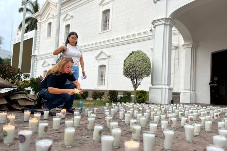 Encienden veladoras en el Ayuntamiento de Culiacán a un año de la crisis de seguridad