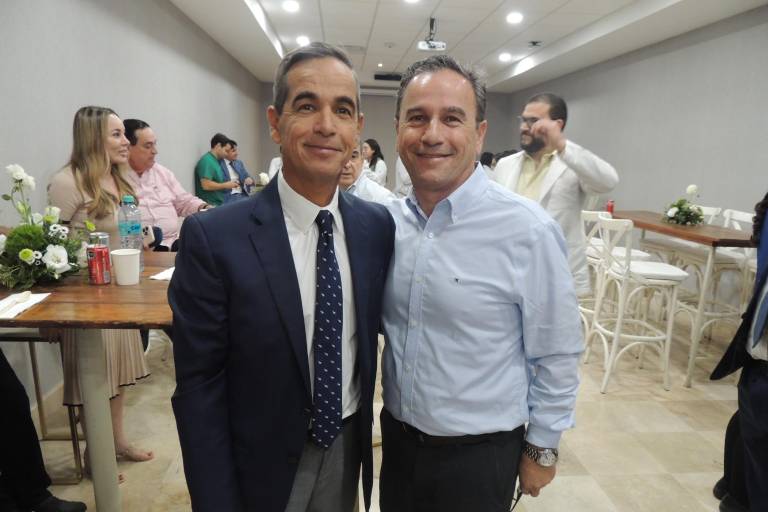 Celebra las primeras 100 cirugías de éxito en su programa de Cirugía Robótica