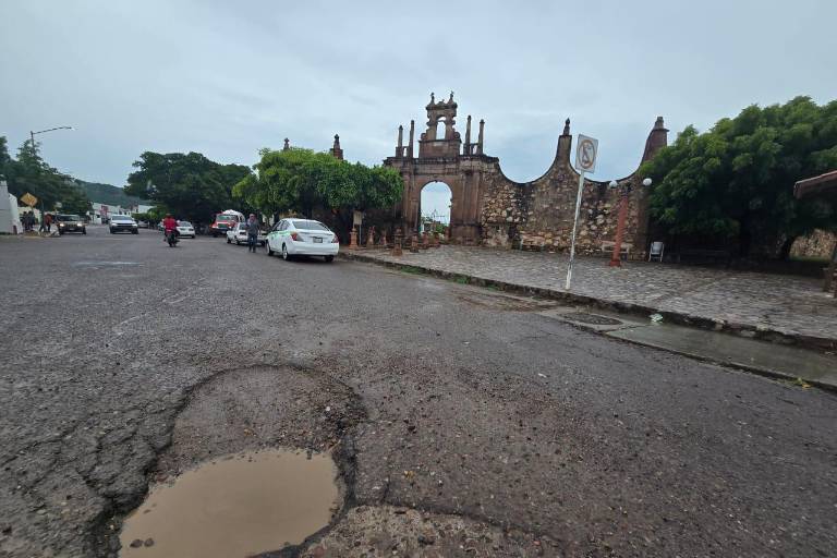 Tras lluvias proliferan baches en el acceso y atractivo turístico de Rosario