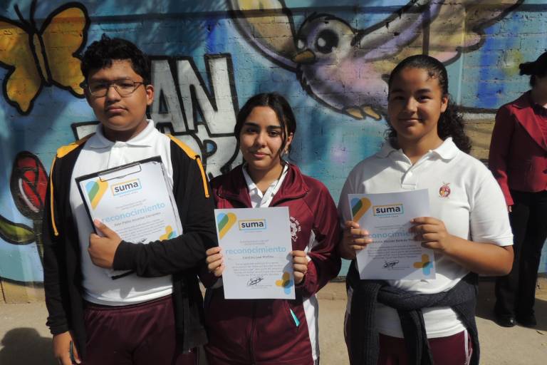 Develan alumnos colorido mural, con el que hacen un llamado a la paz