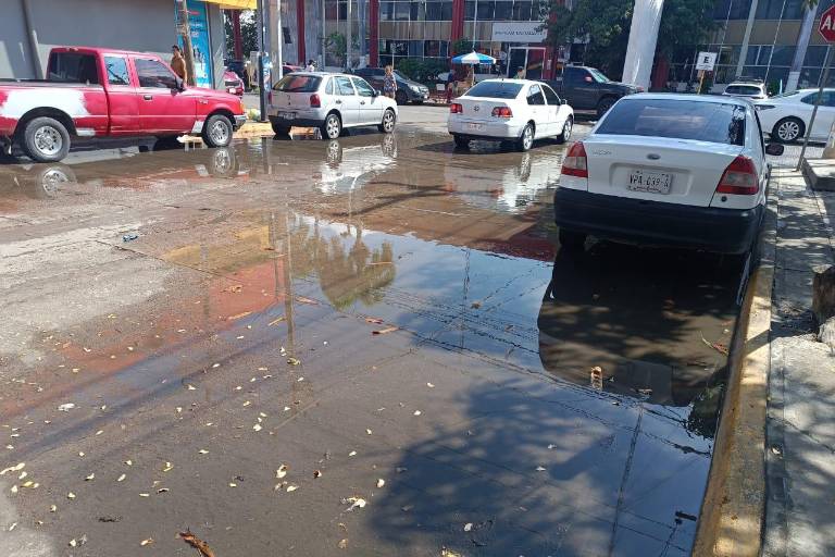 Continúan encharcamientos en Mazatlán por lluvias afectando a negocios en la vía pública