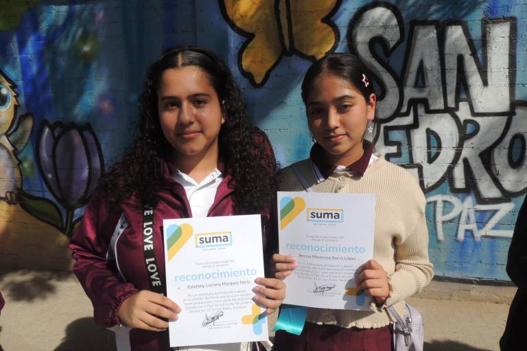 Develan alumnos colorido mural, con el que hacen un llamado a la paz