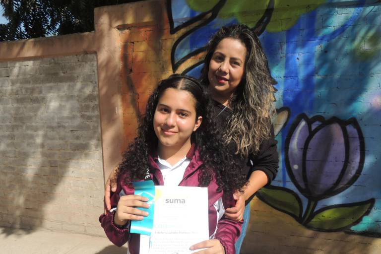 Develan alumnos colorido mural, con el que hacen un llamado a la paz