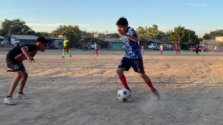 Diversas canchas de Mazatlán albergan el Torneo de Futbol de Colonia Populares.