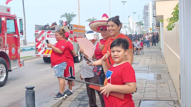 El malecón de Mazatlán fue el punto de reunión de familias para presenciar el desfile de la Independencia de México.