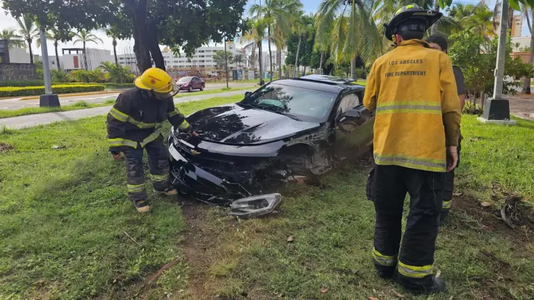 El accidente se registró por la avenida Sábalo-Cerritos, frente al hotel Torres Mazatlán, dejando dos jóvenes lesionados y daños materiales.