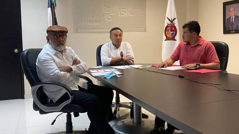 Juan Avilés Ochoa, Rodolfo Arriaga y Francisco Lara Medina dan detalles del ciclo de cine.
