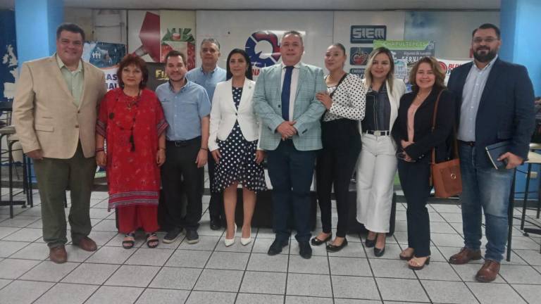 Integrantes de Canacintra Culiacán participan en su tradicional desayuno industrial.