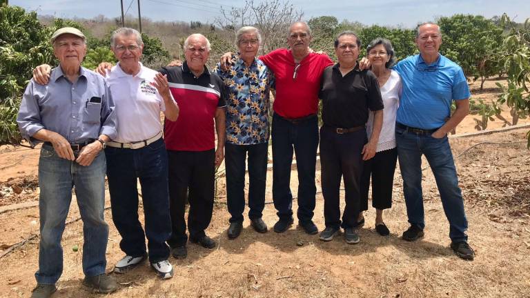 Los hermanos Niebla Álvarez: Alberto, Eduardo, Mario, Jorge, Sergio, Gerardo, Carolina y Benito en su convivio anual.