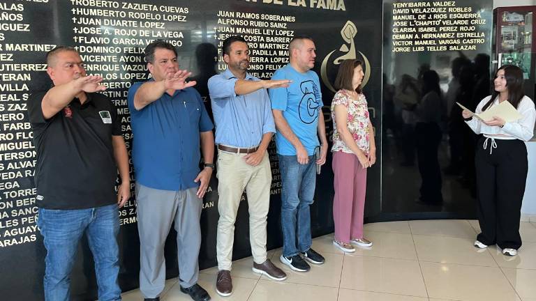 Los nuevos integrantes de la mesa directiva rinden protesta.