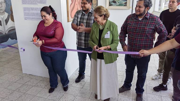 Autoridades durante el corte de listón.