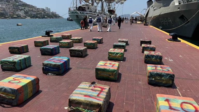 La embarcación llevaba alrededor de 1,800 kilogramos de cocaína.