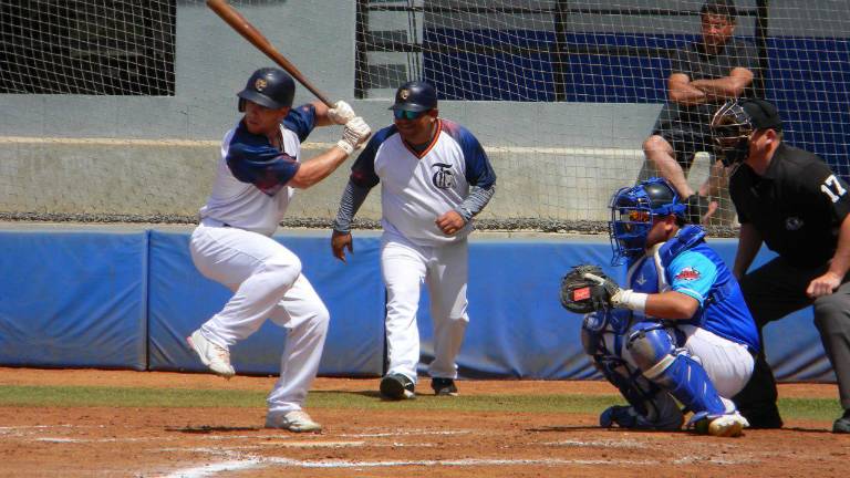 Philip Caufiel al bat.