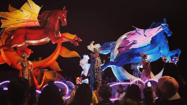En el primer Desfile del Carnaval podrán apreciar carros alegóricos y comparsas.